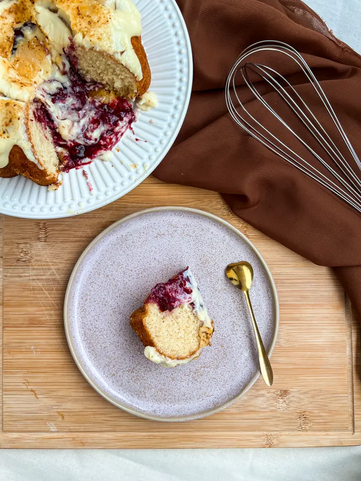 Bolo Brûlée com Geleia de Frutas Vermelhas - Cake of the Month Cremier
